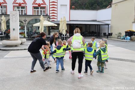 Otroci kamniških šol in vrtcev rajali na Glavnem trgu in se učili o trajnostni mobilnosti (23)